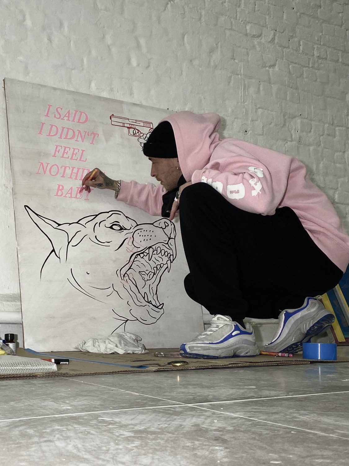 Gaël Cleinow working on a dog painting